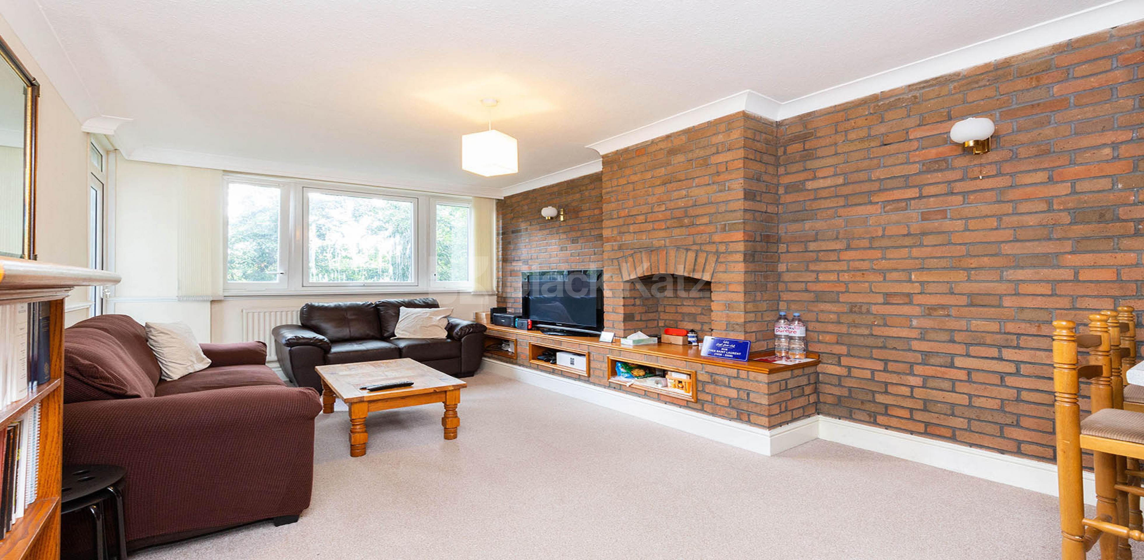 			PERFECT FOR 3 SHARERS!, 3 Bedroom, 1 bath, 1 reception Flat			 King Square, CLERKENWELL EC1V